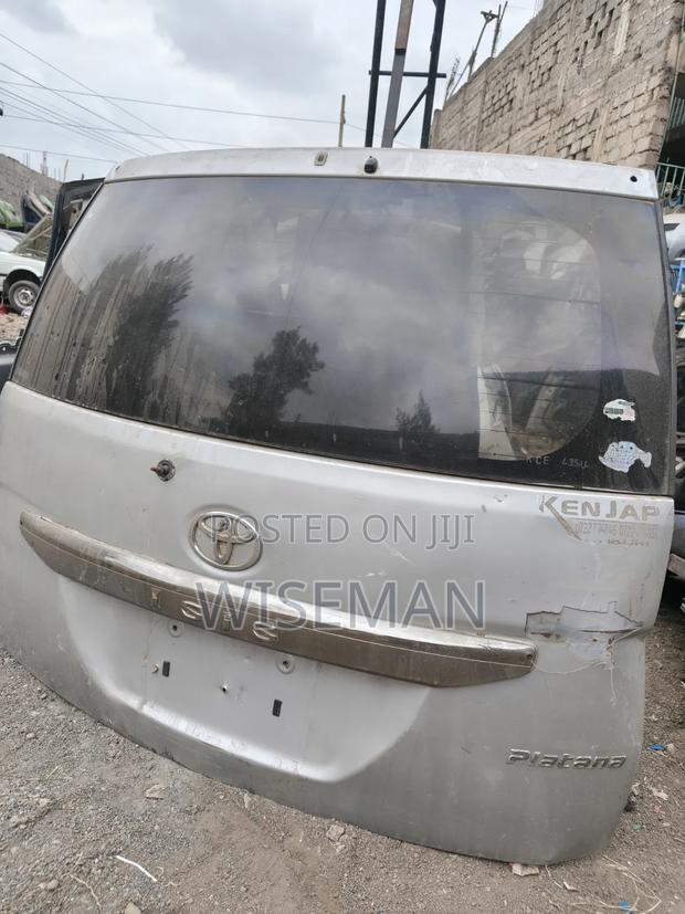 Toyota Isis Platana - thumbnail 3