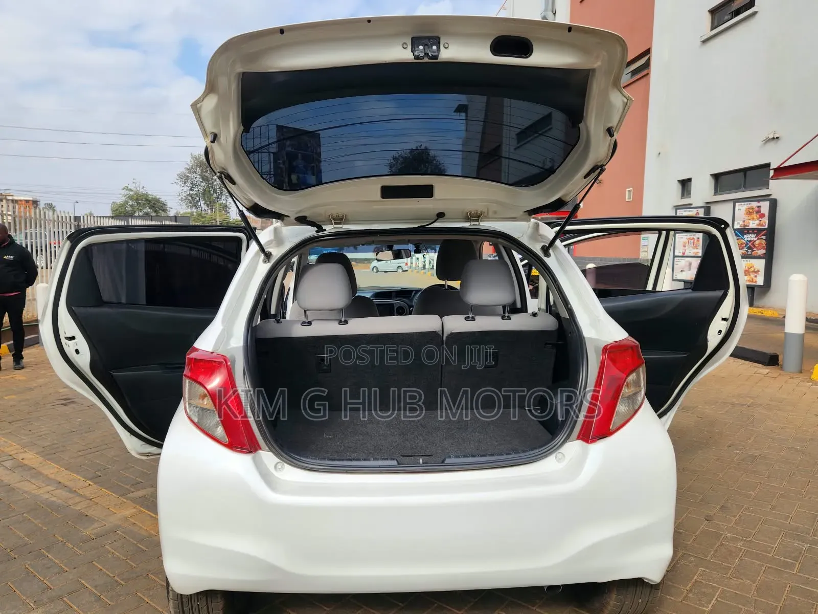 Toyota Vitz 1.3 FWD 5dr 2012 White