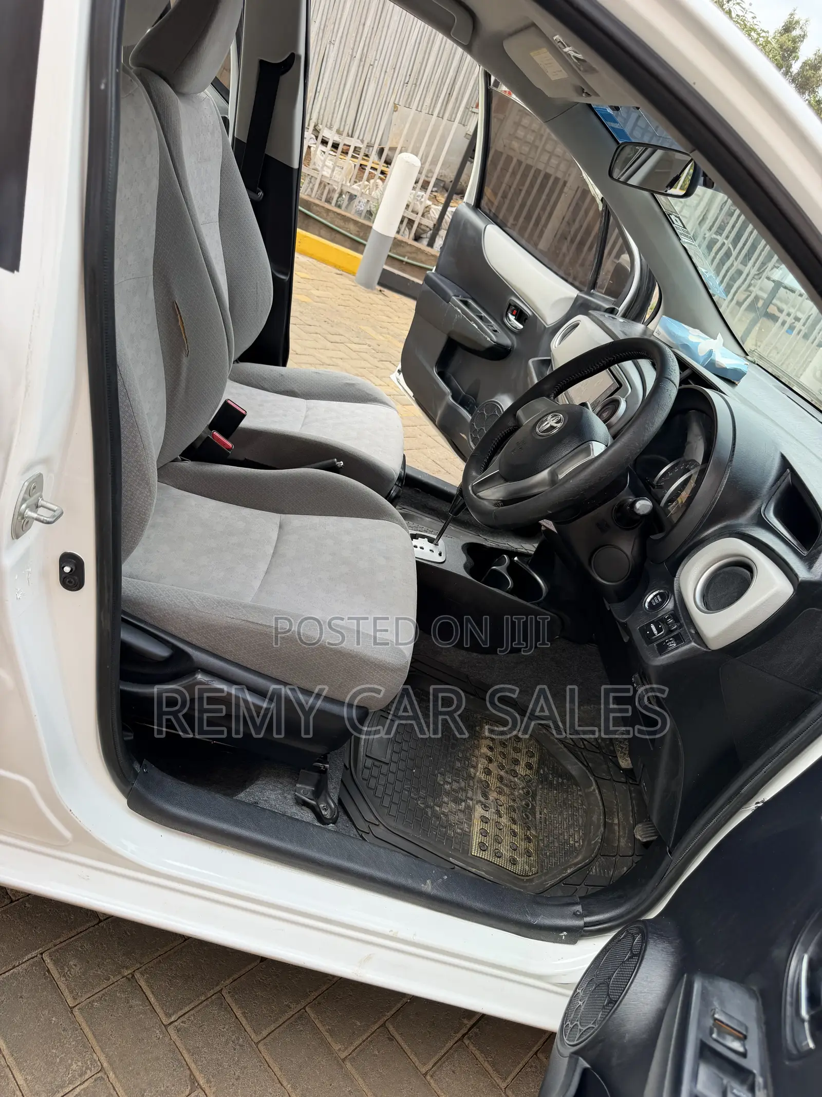 Toyota Vitz 2012 White