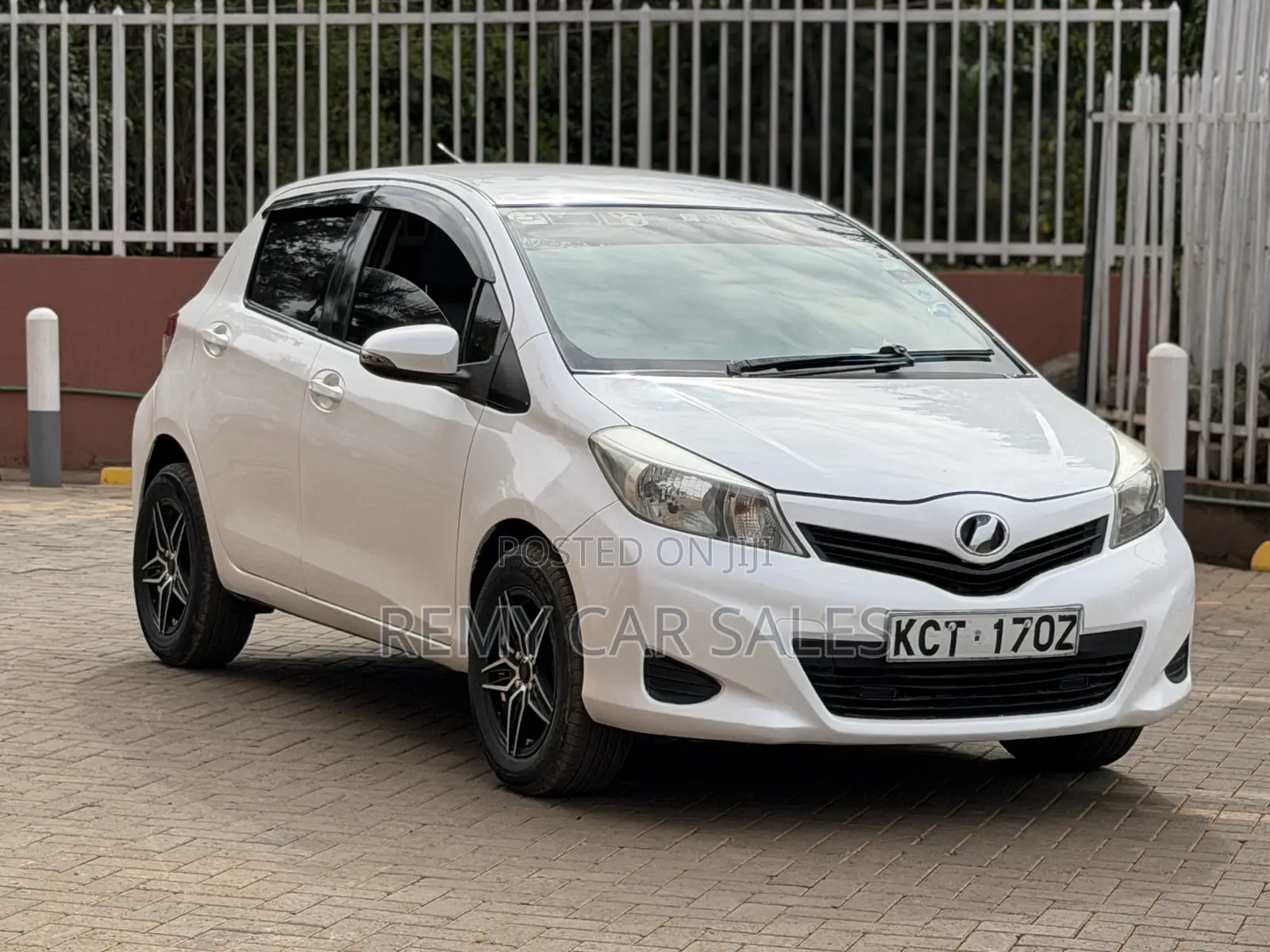 Toyota Vitz 2012 White