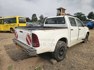 Toyota Hilux 2012 White