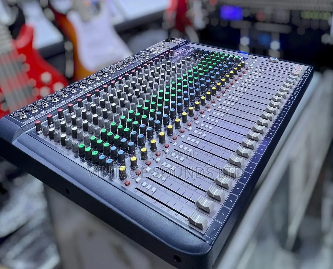 Soundcraft Signature 22 Mixing Console (Ghost Preamps DBX Limiters)