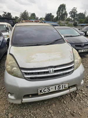 Toyota ISIS 2011 Silver