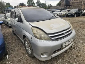 Toyota ISIS 2011 Silver