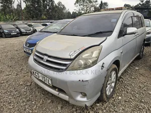 Toyota ISIS 2011 Silver