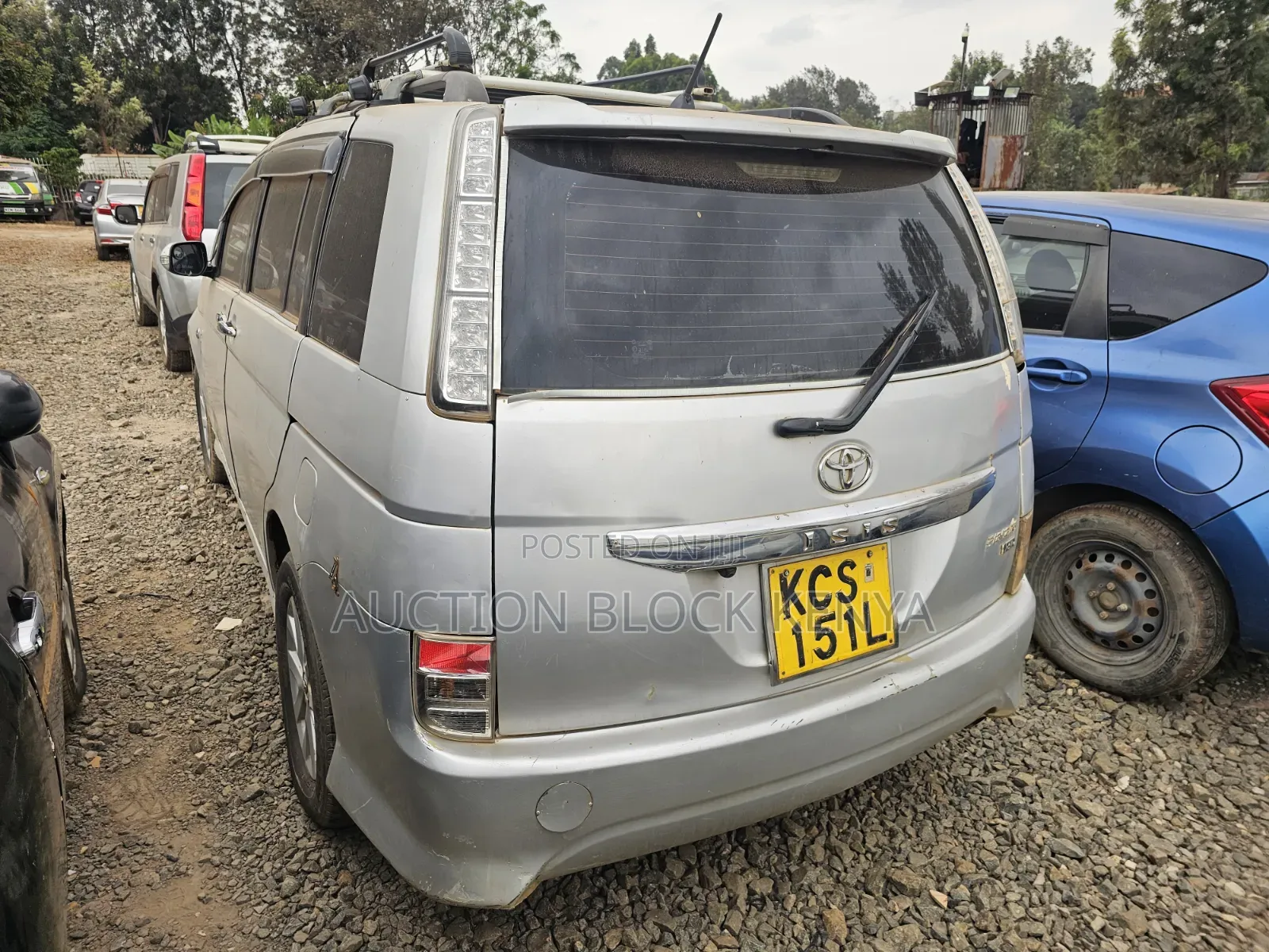 Toyota ISIS 2011 Silver