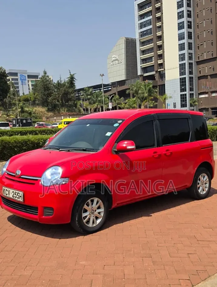 Toyota Sienta 2013 Red