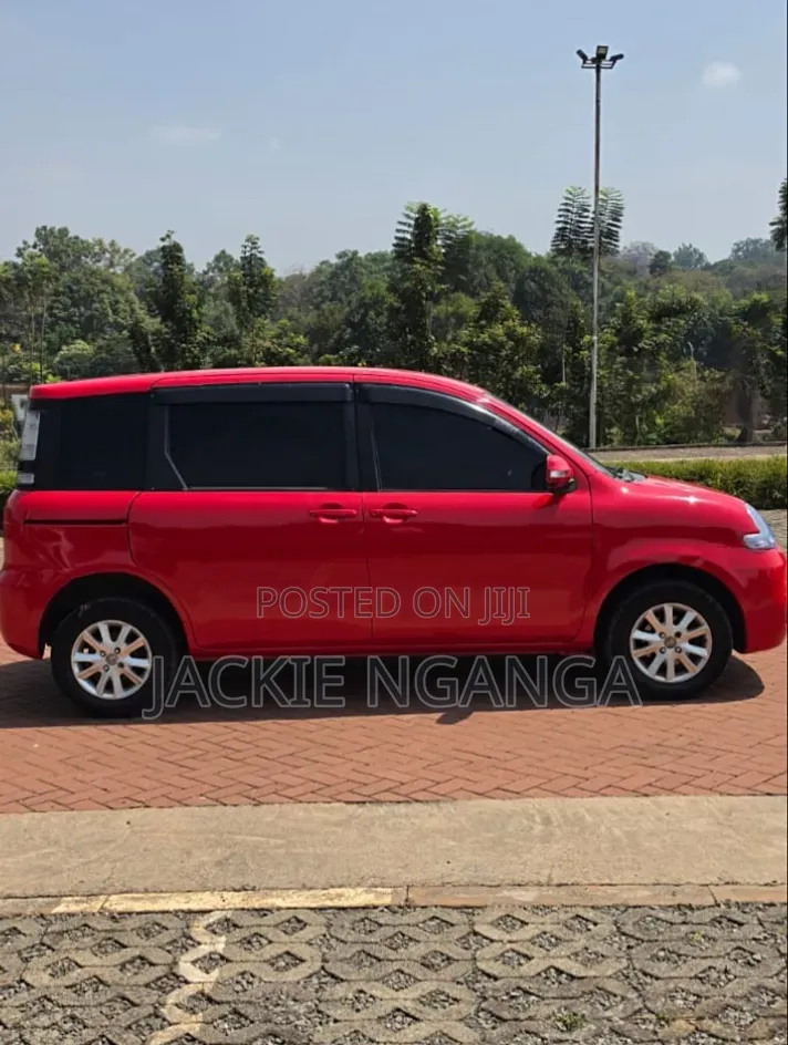 Toyota Sienta 2013 Red