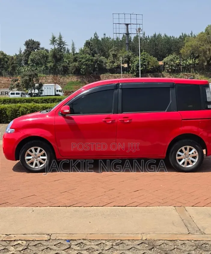 Toyota Sienta 2013 Red
