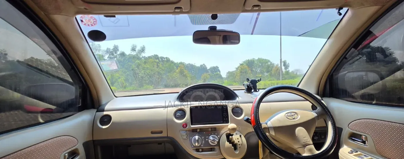 Toyota Sienta 2013 Red