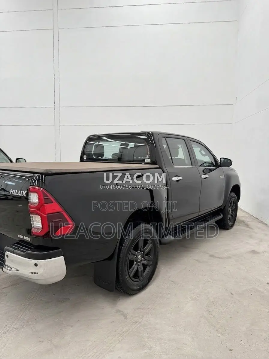 Toyota Hilux 2022 Black