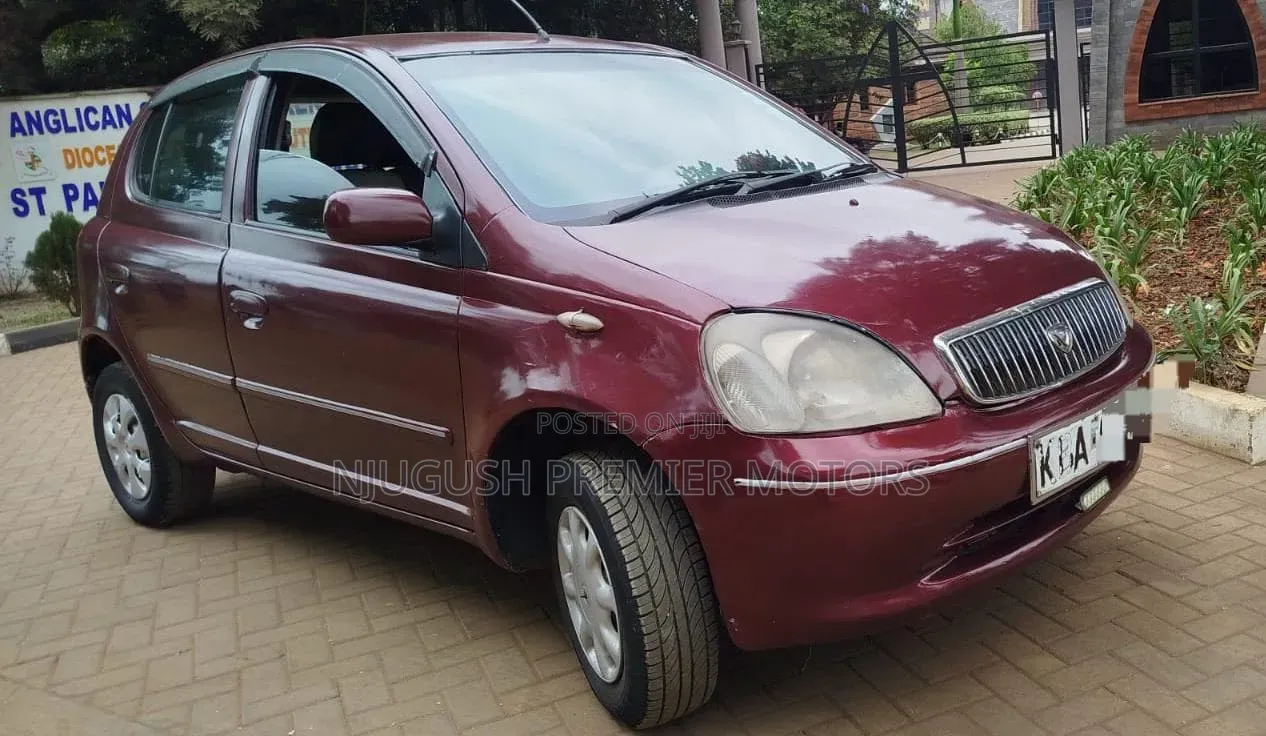Toyota Vitz 2000 Red