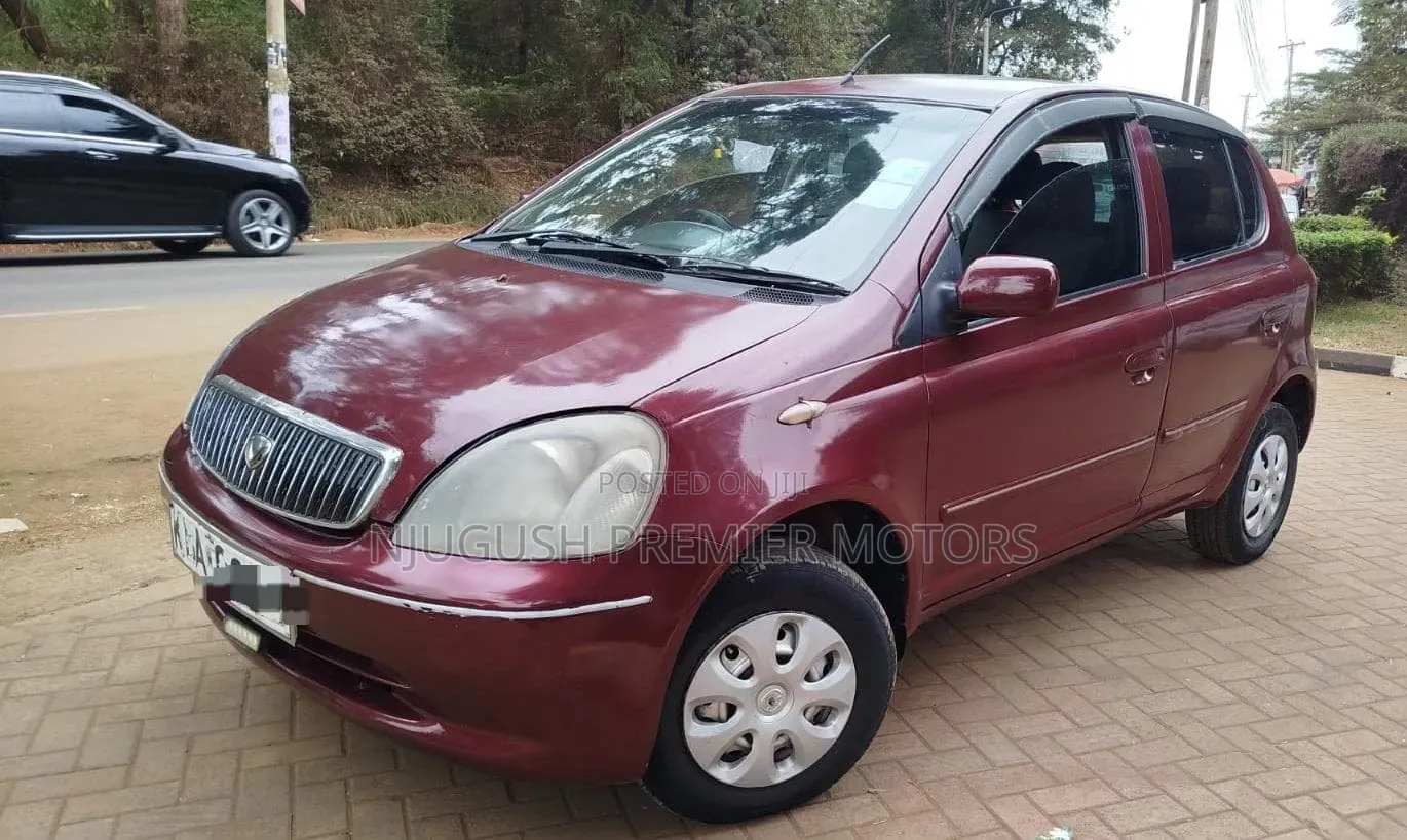 Toyota Vitz 2000 Red