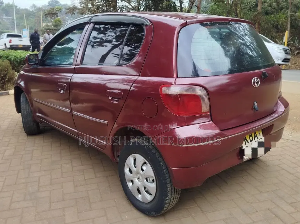 Toyota Vitz 2000 Red
