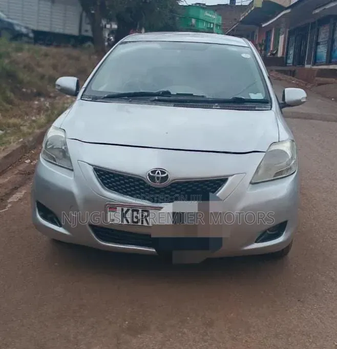 Toyota Belta 2011 Silver