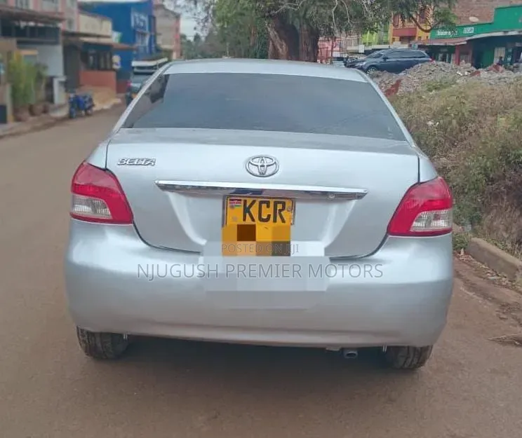 Toyota Belta 2011 Silver