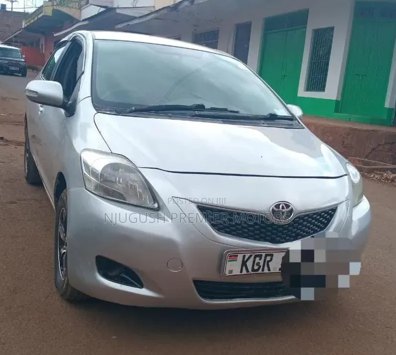 Toyota Belta 2011 Silver