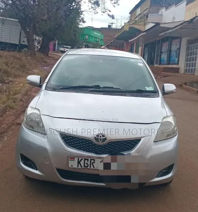 Toyota Belta 2011 Silver