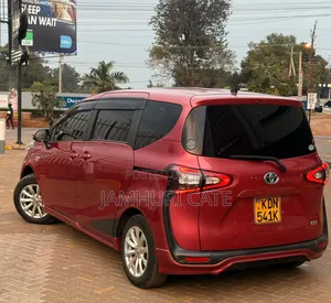 Toyota Sienta 2017 Red
