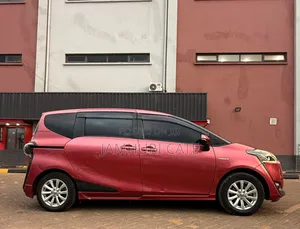 Toyota Sienta 2017 Red