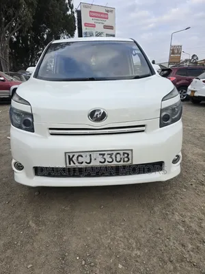 Toyota Voxy X 2WD 8-Seater 2010 White