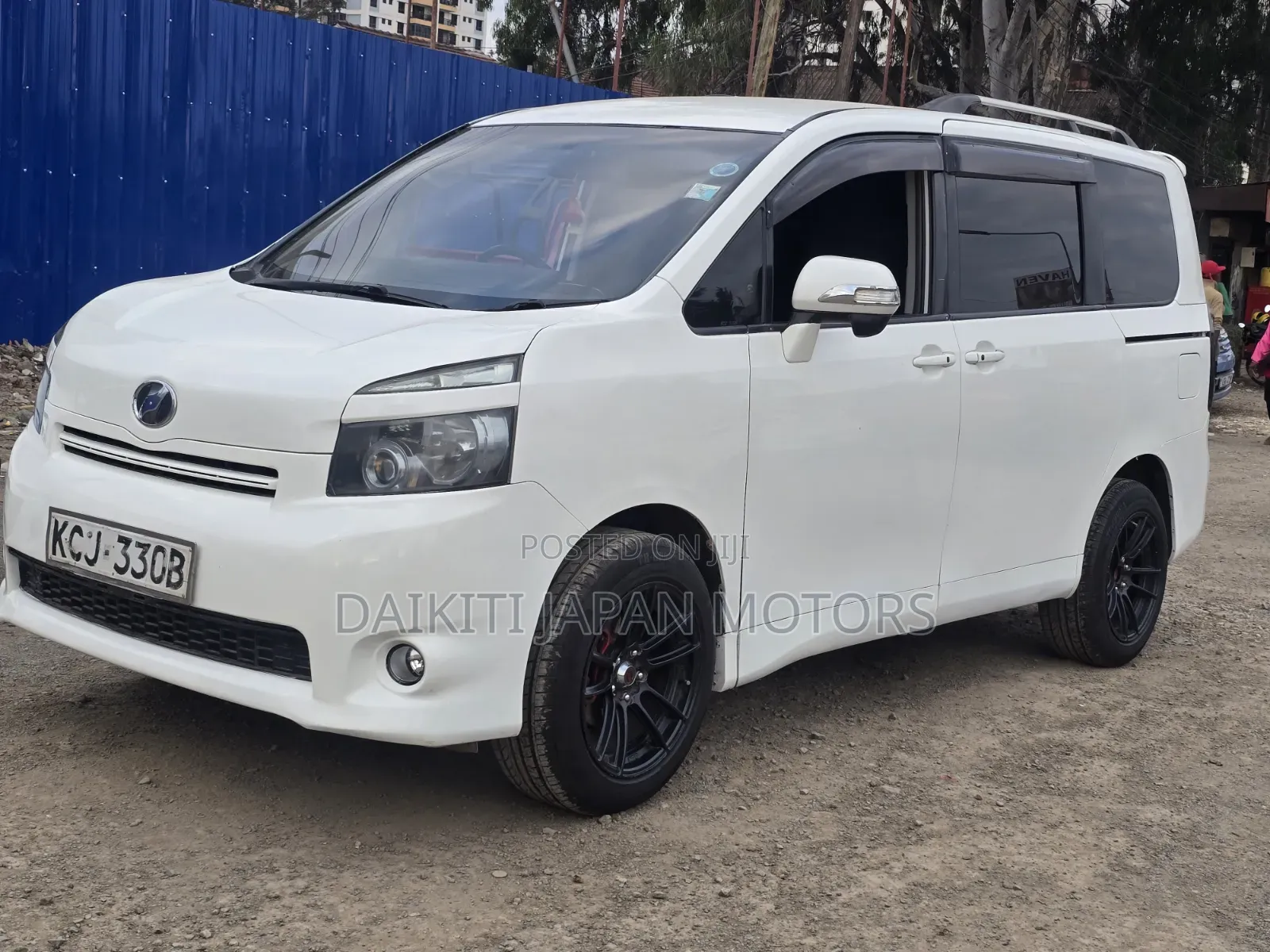 Toyota Voxy X 2WD 8-Seater 2010 White