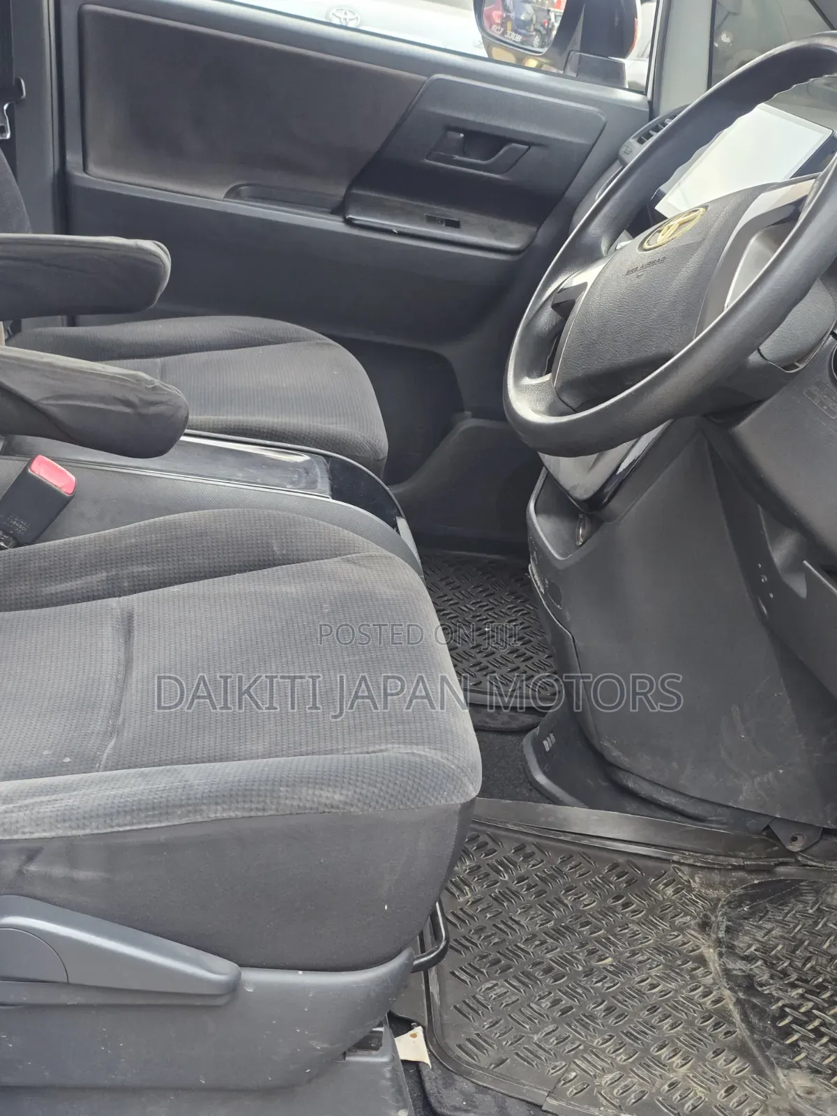 Toyota Voxy X 2WD 8-Seater 2010 White