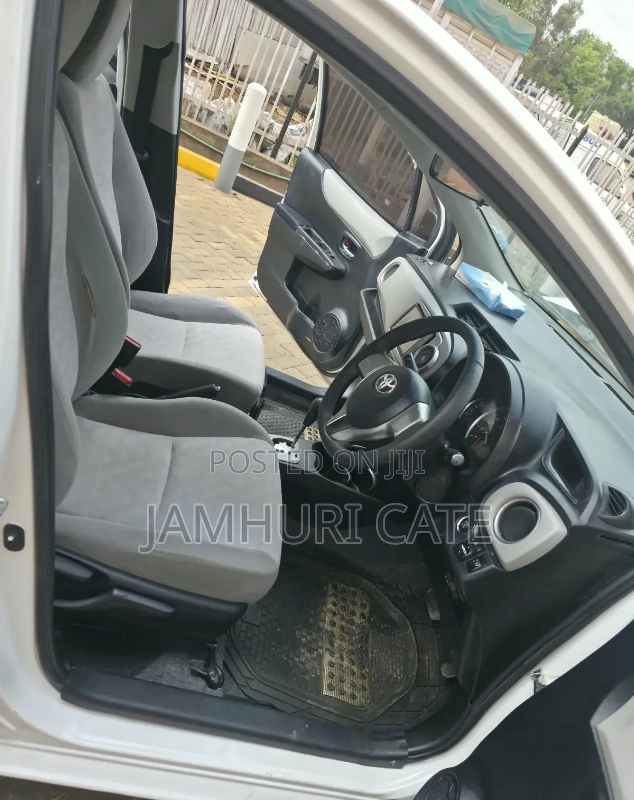 Toyota Vitz 2012 White