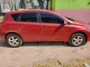 Toyota Auris 2014 Red