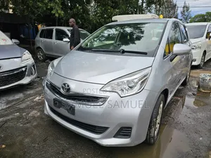 Toyota Ractis 1.3 FWD 2014 Silver