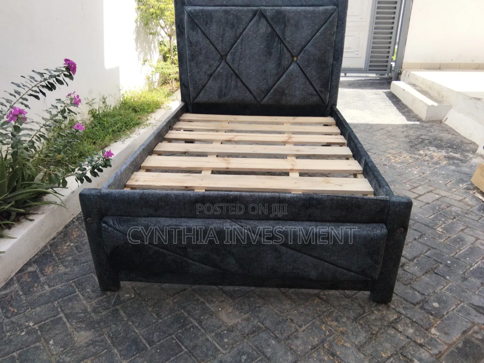 Gray 4 by 6 Mocket Bed