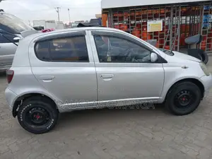 Toyota Vitz 2000 Silver