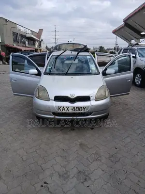 Toyota Vitz 2000 Silver