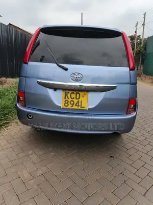Toyota ISIS 2007 Blue