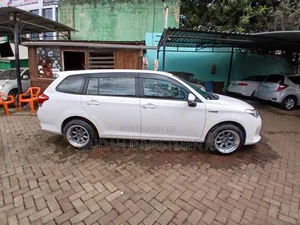 Toyota Corolla Fielder 1.5 Hybrid FWD 2019 White