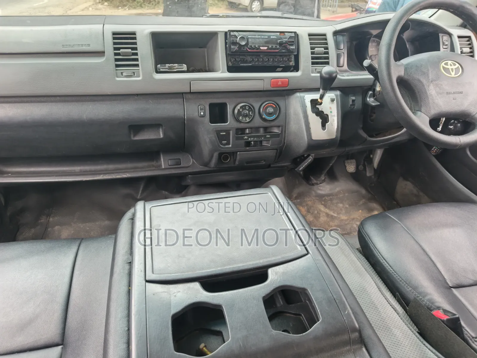 Toyota HiAce 2013 White