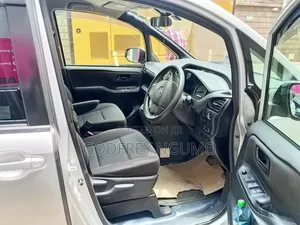 Toyota Voxy 2018 Silver