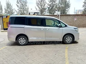 Toyota Voxy 2018 Silver