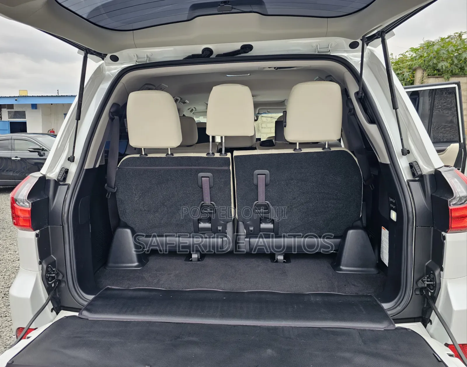 Lexus LX 570 AWD 2019 White