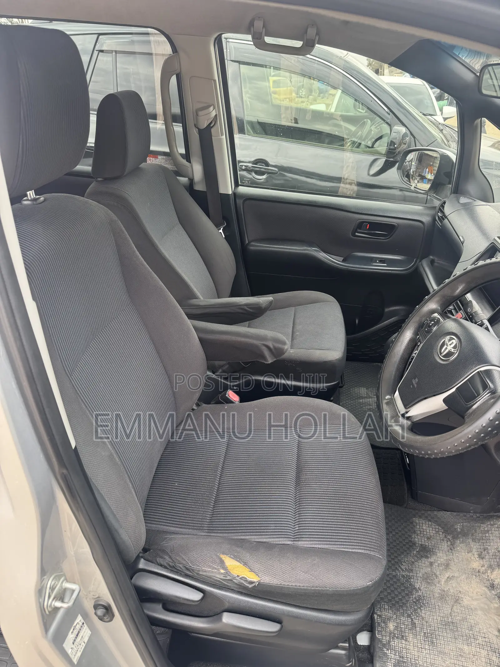 Toyota Voxy V 2WD 8-Seater 2015 Silver