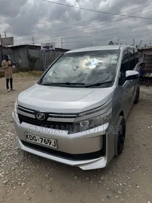 Toyota Voxy V 2WD 8-Seater 2015 Silver