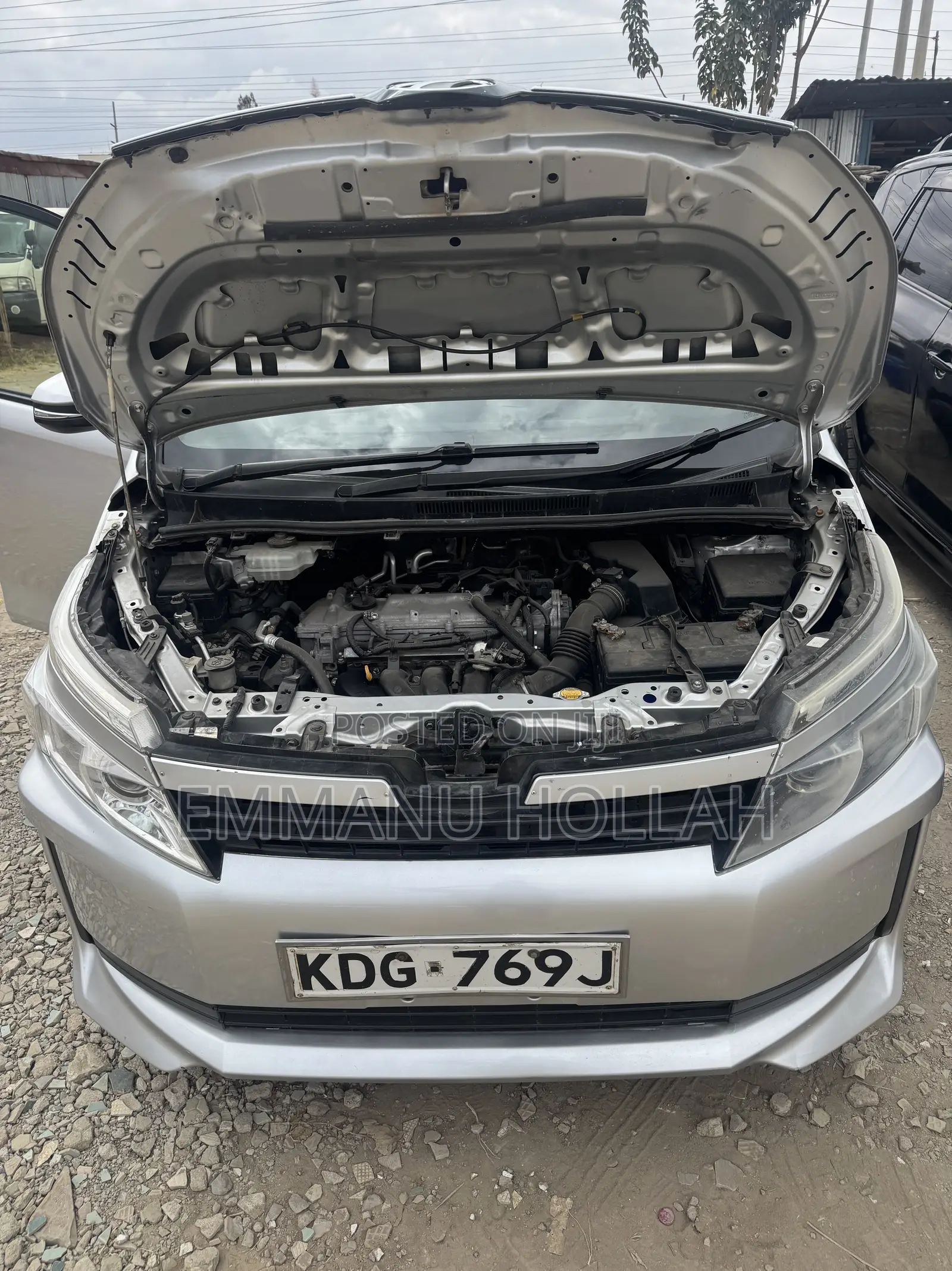 Toyota Voxy V 2WD 8-Seater 2015 Silver