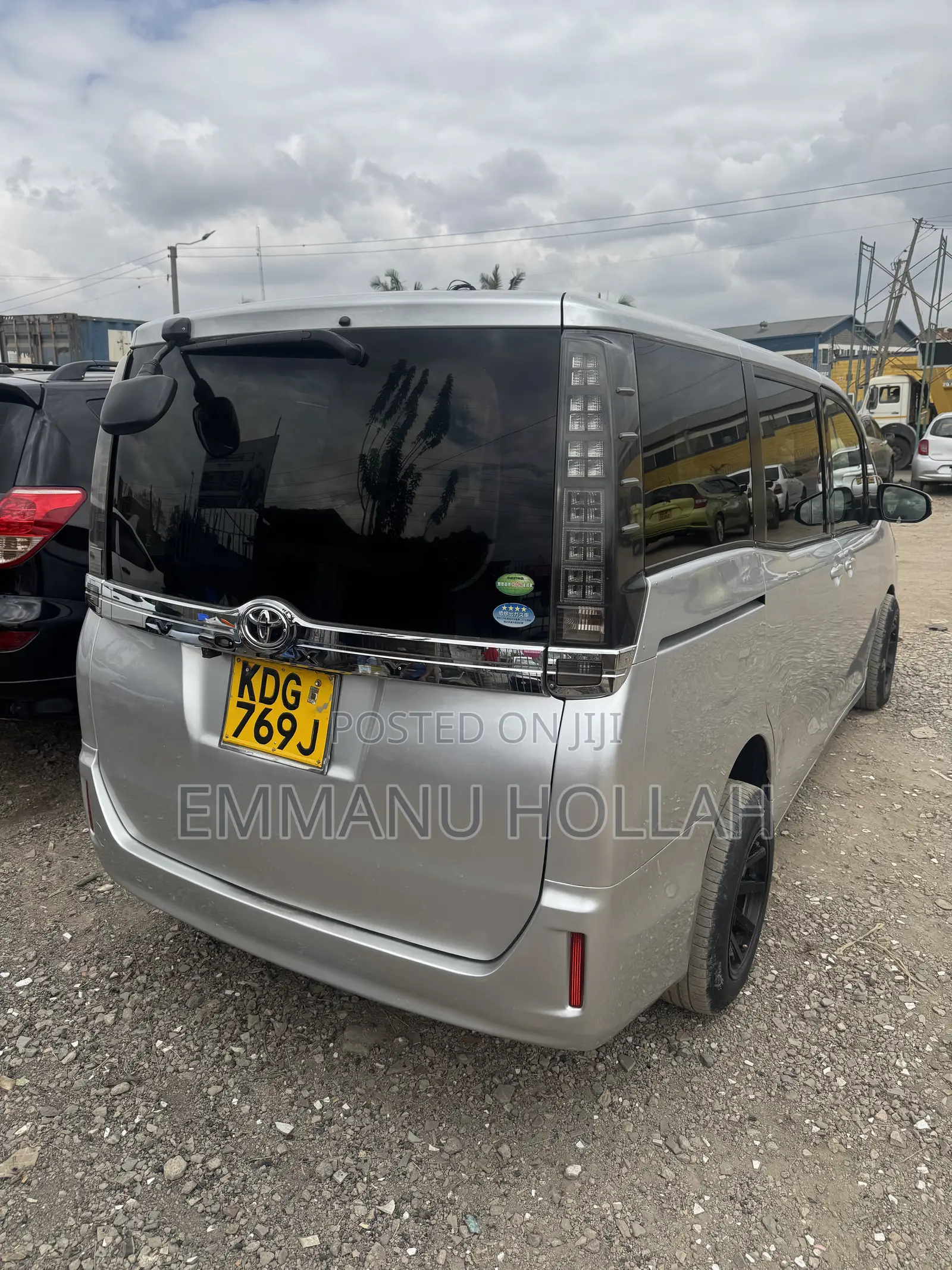 Toyota Voxy V 2WD 8-Seater 2015 Silver