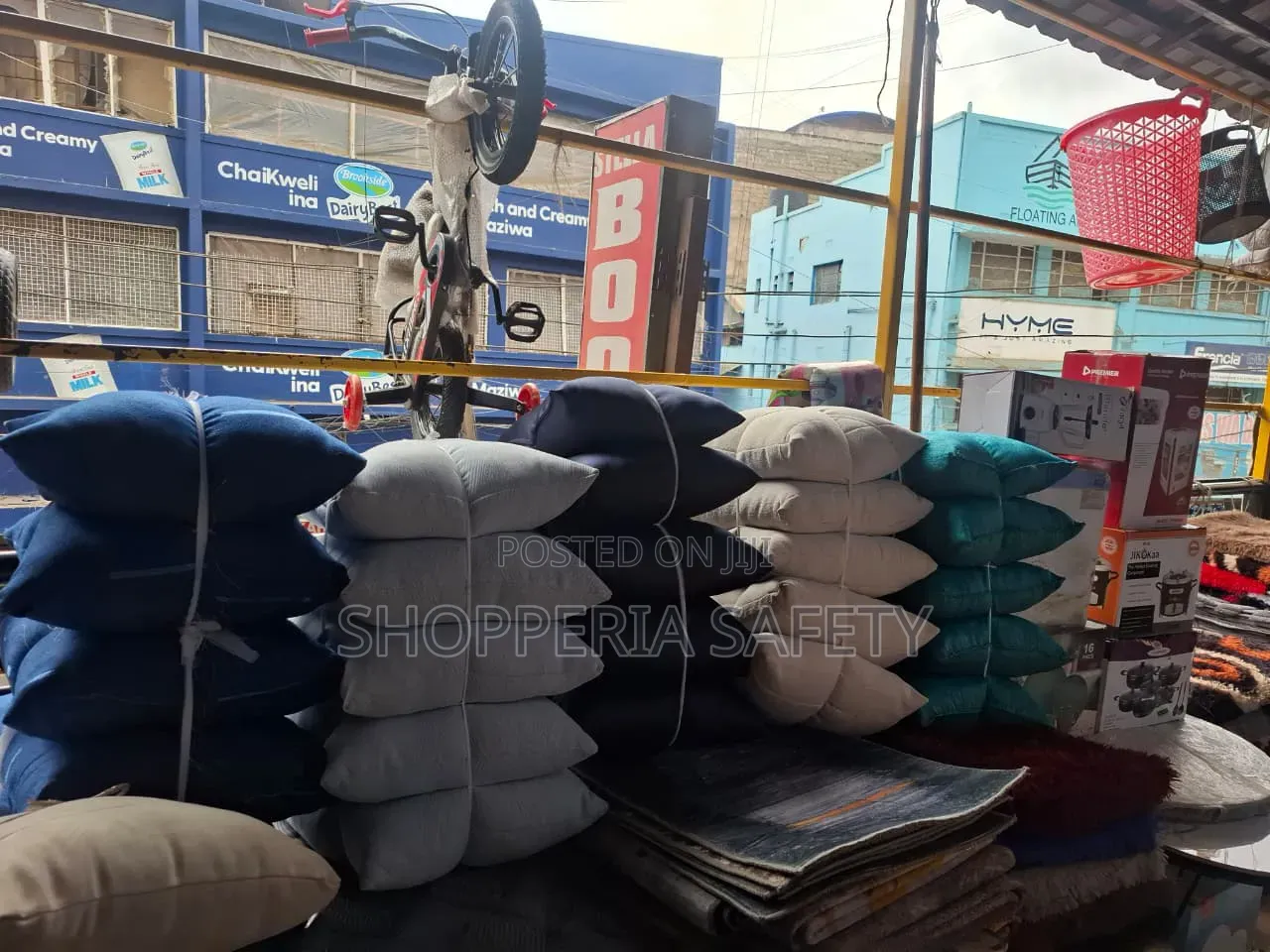 Throw Pillows Available 
Set 5pcs