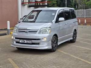 Toyota Noah 2.0 FWD (8 Seater) 2006 Silver