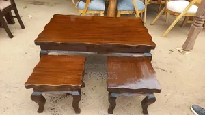 Queens Leg Coffee Table With 2 Stools