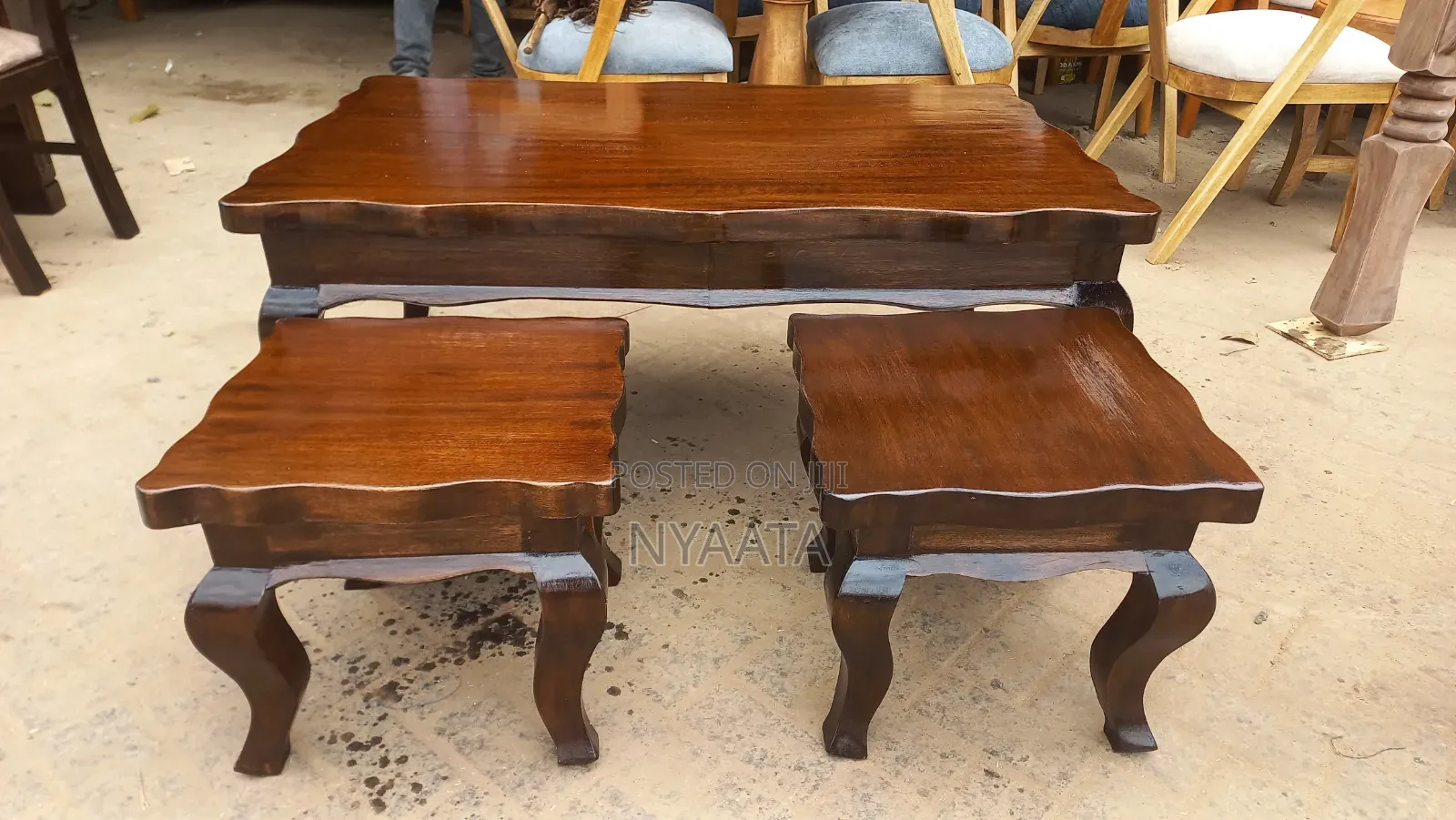 Queens Leg Coffee Table With 2 Stools