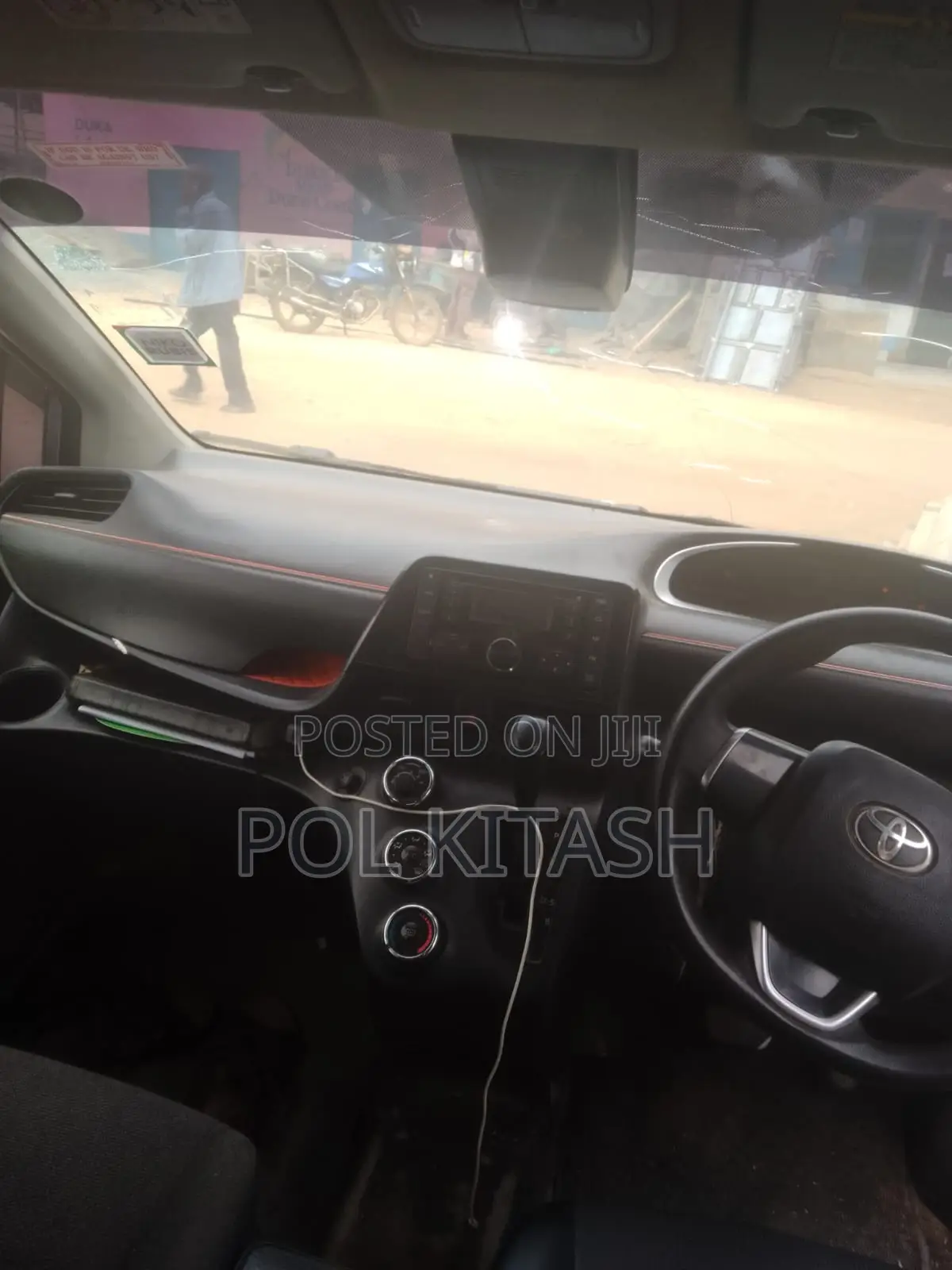 Toyota Sienta 1.5 AWD (6-seater) 2015 Silver