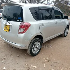 Toyota Ractis 1.3 FWD 2010 Silver
