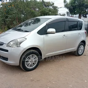 Toyota Ractis 1.3 FWD 2010 Silver